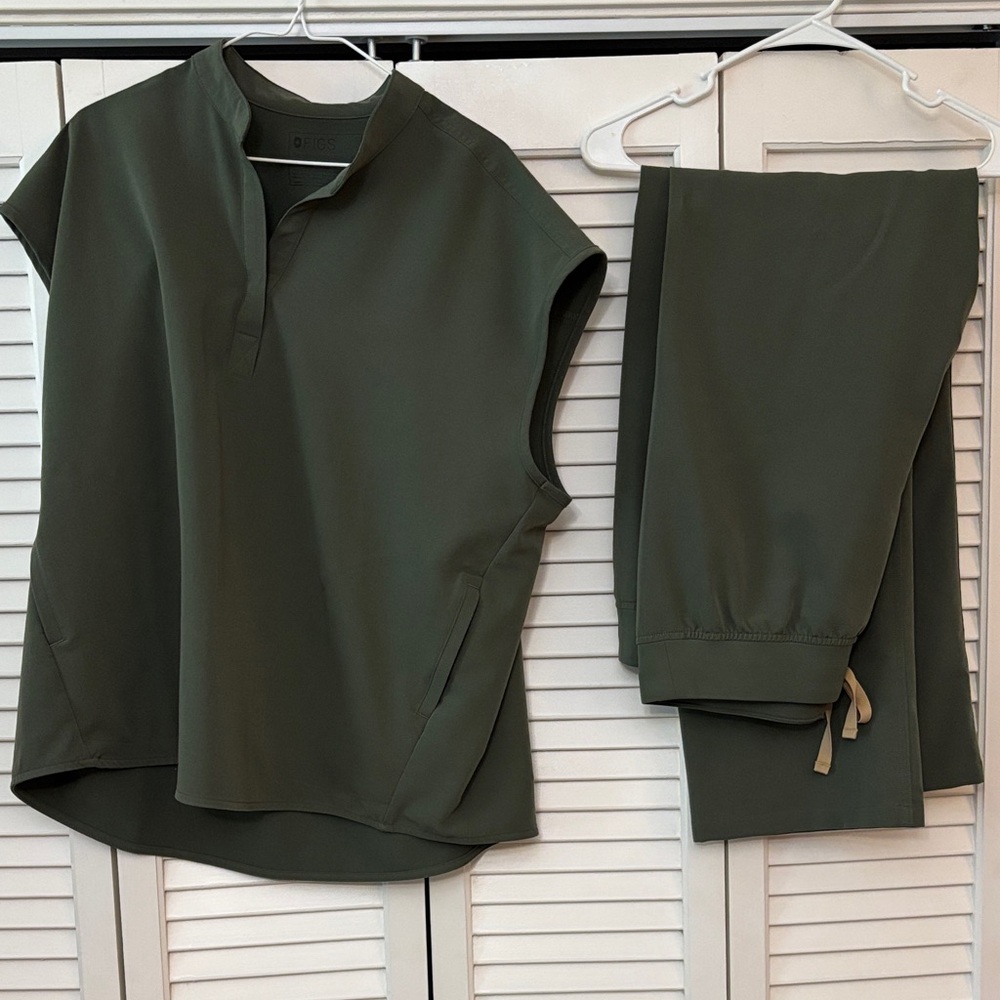 Figs Women's Scrub Set in Olive Green